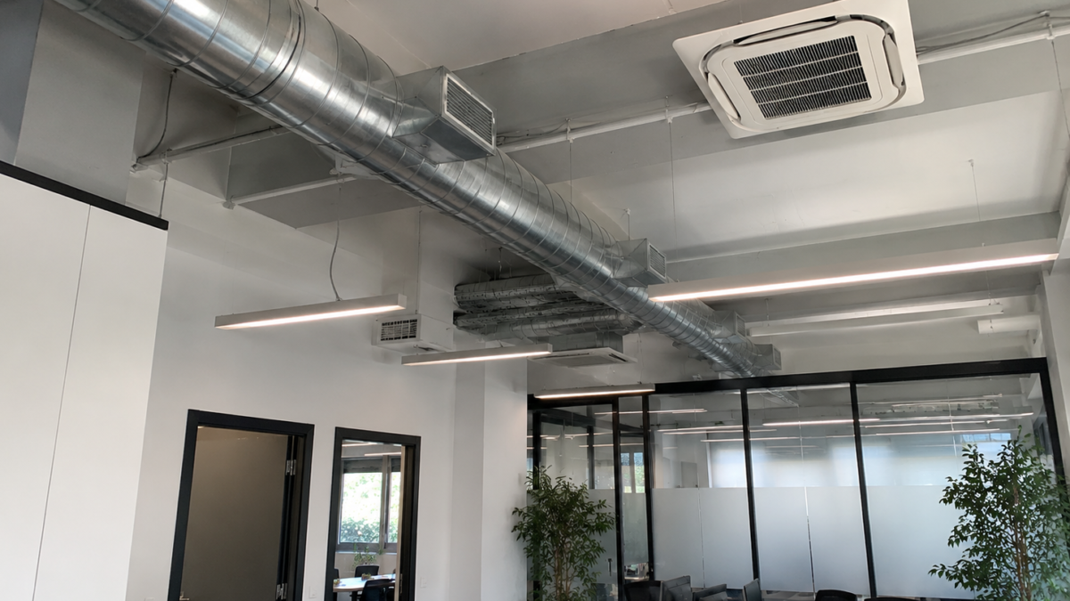 Oficina en Granada con conductos de ventilación y aire acondicionado cassette instalados